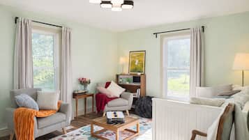 Smart TV, chimenea, futbolito y tenis de mesa