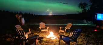 51 Acre Summer Farmhouse-Hottub, Stargazing, BBQ-Sleeps upto 8