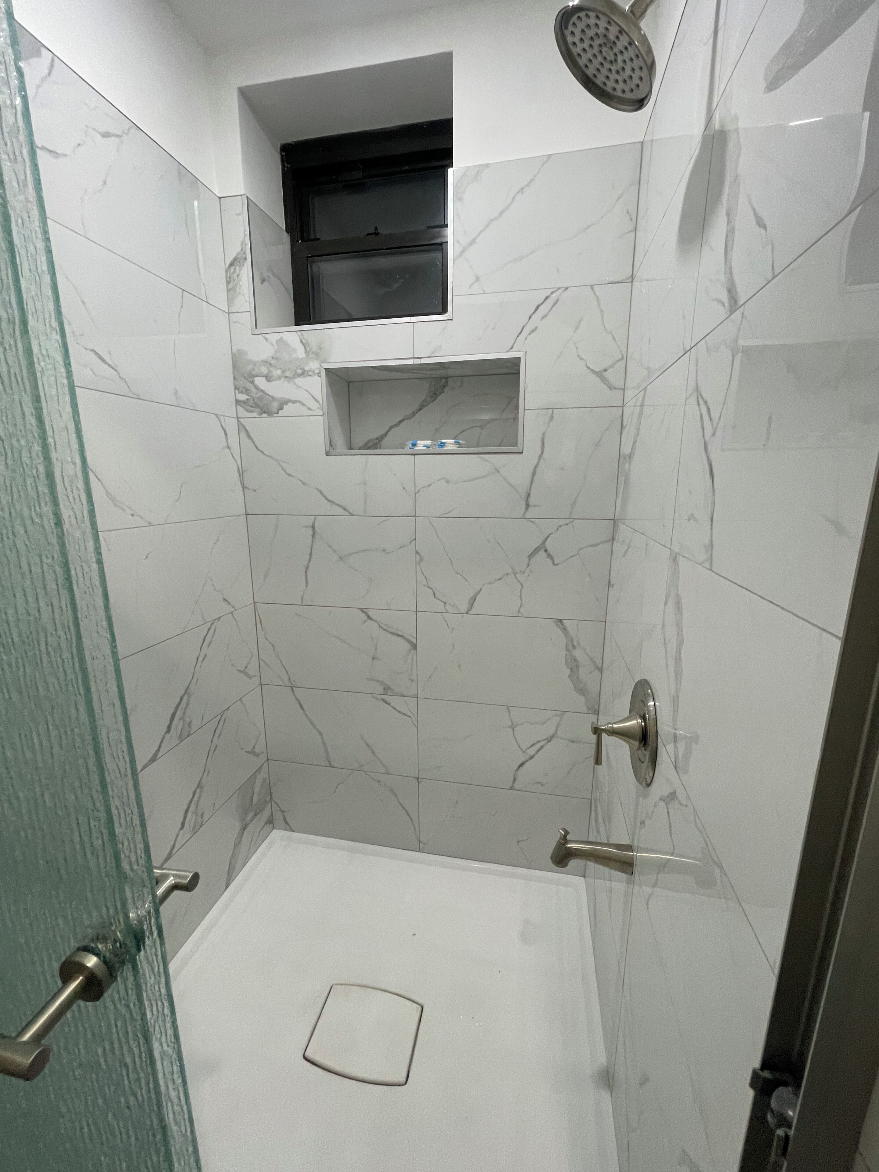 Douche, baignoire à jets, sèche-cheveux, bidet