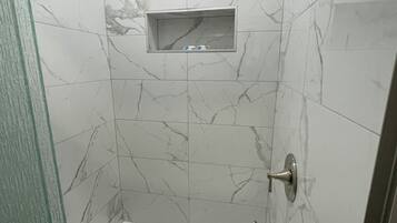 Douche, baignoire Ă jets, sĂšche-cheveux, bidet