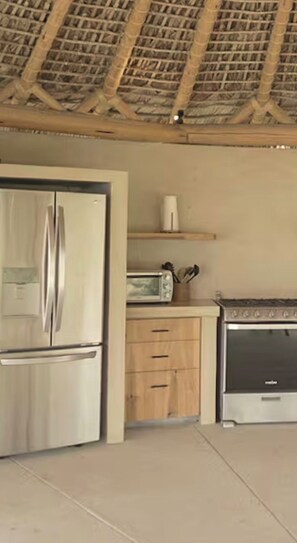 Een koelkast, een microgolfoven, een oven, een kookplaat