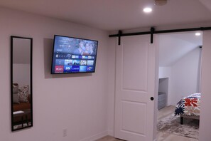 Room - Cozy Traveler's Oasis in Niagara Falls (Niagara Falls)