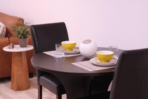 Dining - Cozy Traveler's Oasis in Niagara Falls (Niagara Falls)