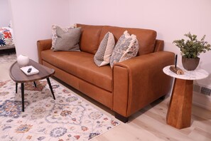 Living area - Cozy Traveler's Oasis in Niagara Falls (Niagara Falls)