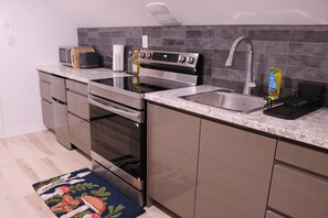 Private kitchen - Cozy Traveler's Oasis in Niagara Falls (Niagara Falls)