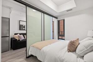 1 slaapkamer, een strijkplank/strijkijzer, wifi, beddengoed