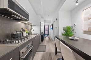 Microwave, oven, stovetop, dishwasher - Stylish 1BR by Riverwalk & Eau Claire DT (Calgary)
