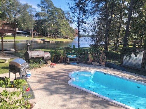 Spacious, Nature lover's, kayaking retreat, with heated pool on private lake. 