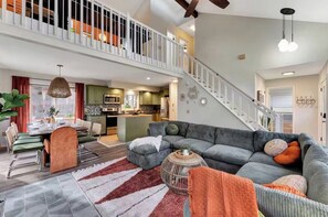 Smart TV, fireplace, video games, table football - Private Heated Pool! Hot Tub, Fire Pit, Game Room! (East Stroudsburg)