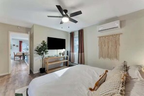 Room - Private Heated Pool! Hot Tub, Fire Pit, Game Room! (East Stroudsburg)