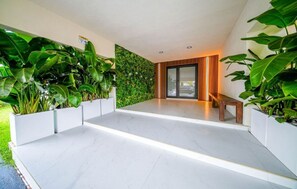 Property grounds - Dulce Esmeralda (Miami)