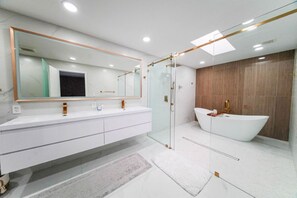 Regadera, tina de hidromasaje, secadora de cabello, bidet