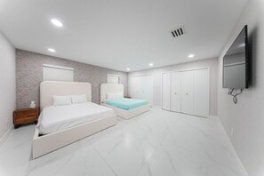 Room - Dulce Esmeralda (Miami)