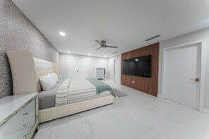 4 bedrooms, in-room safe, iron/ironing board, travel crib - Dulce Esmeralda (Miami)