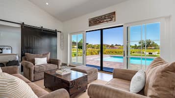 Smart TV, chimenea, libros y oficina