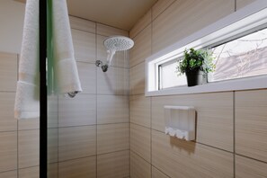 Shower, towels - Palm Terrace on the Plaza (Kansas City)
