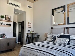 1 slaapkamer, een strijkplank/strijkijzer, gratis wifi, beddengoed