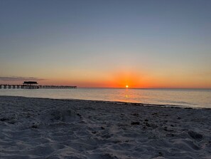 Beach nearby, sun-loungers, beach towels - 2026 Renovated Luxury Home. Heated Pool. 10 mins to 5th Ave, Pier Beach (Naples)