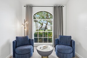 Interior - 2026 Renovated Luxury Home. Heated Pool. 10 mins to 5th Ave, Pier Beach (Naples)