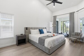 3 bedrooms, desk, iron/ironing board, travel cot - 2026 Renovated Luxury Home. Heated Pool. 10 mins to 5th Ave, Pier Beach (Naples)