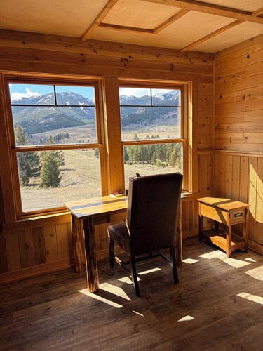 Beautiful 3-bedroom barn apartment right next to Yellowstone National Park