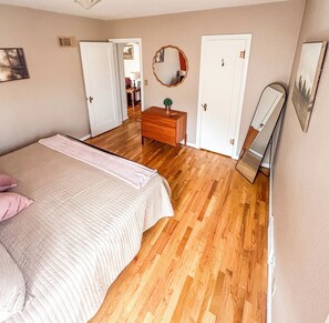 Room - Historic Cottage in Tree District in Laramie (Laramie)