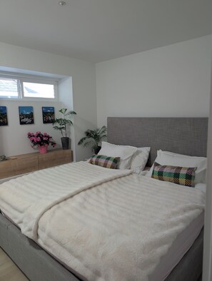 2 habitaciones, tabla de planchar con plancha, wifi y ropa de cama 