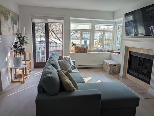 Stylish Mount Pleasant Townhouse | Walkable, Pet Friendly Stay