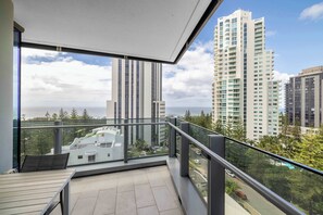 Property grounds - Modern 2BR Apartment with Ocean Views Broadbeach (Broadbeach)