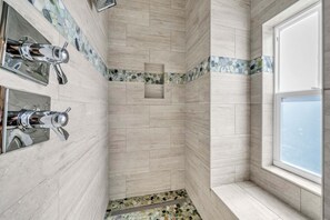 Dusche, Haartrockner, Handtücher