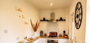 Fridge, microwave, oven, stovetop - Stylish 2BR Flat - City Centre & Quayside -Parking (Tyne and Wear)