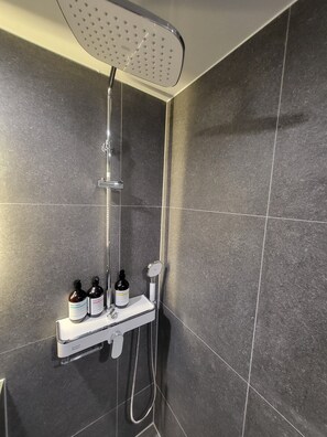 Deluxe-Doppelzimmer | Badezimmer | Haartrockner, Handtücher, Shampoo, Toilettenpapier