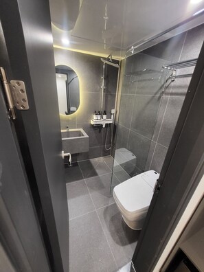 Deluxe-Zweibettzimmer | Badezimmer | Haartrockner, Handtücher, Shampoo, Toilettenpapier
