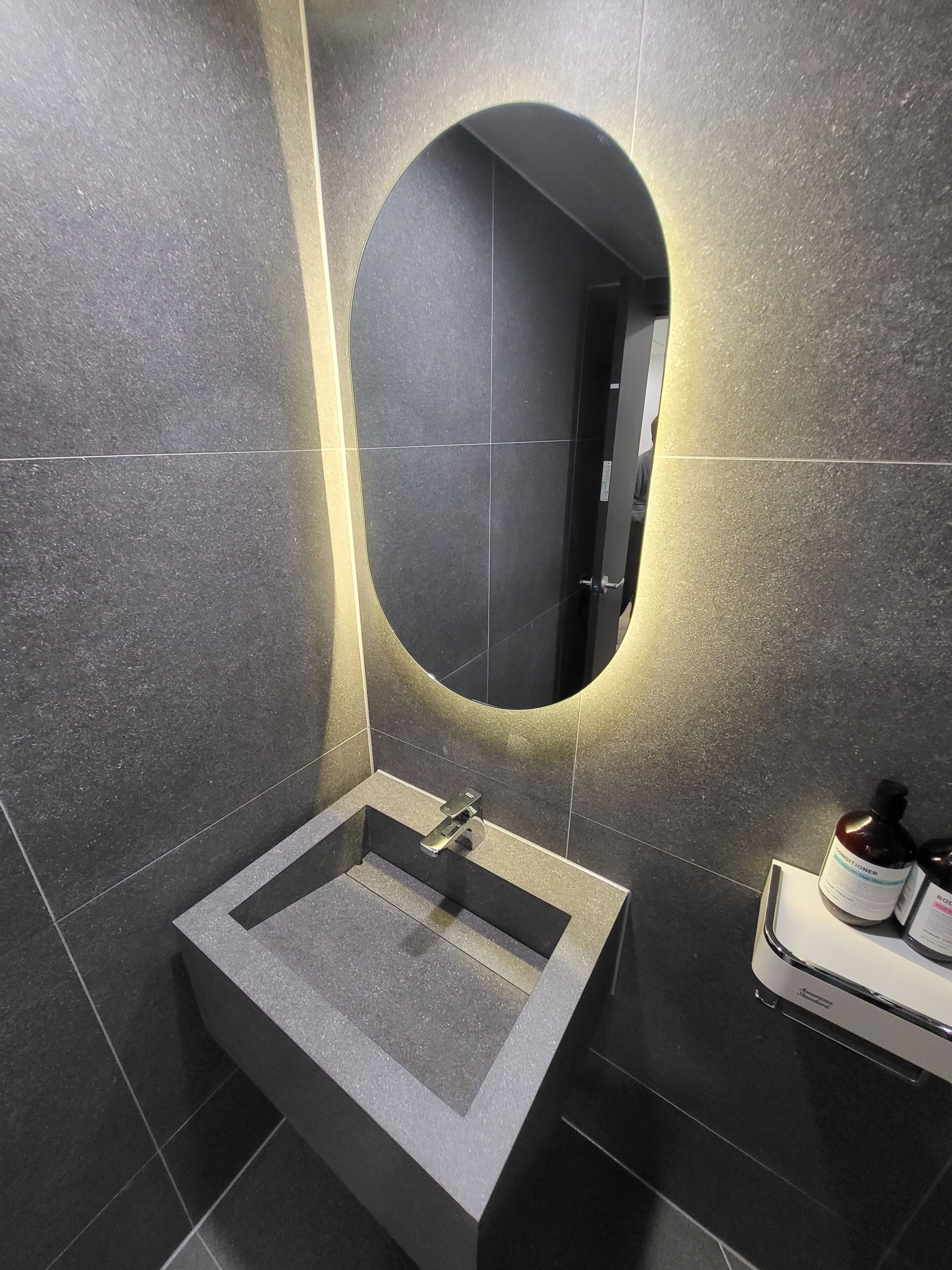 Habitación estándar doble | Baño | Secador de pelo, toallas, champú y papel higiénico