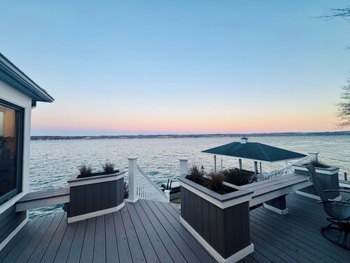 The Lake House- SUMMER STAY-Cozy 3 Bedroom Lake Escape. Unwind by the Water!