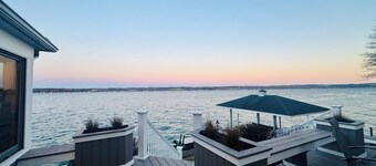 The Lake House- SUMMER STAY-Cozy 3 Bedroom Lake Escape. Unwind by the Water!