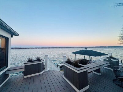 The Lake House- SUMMER STAY-Cozy 3 Bedroom Lake Escape. Unwind by the Water!