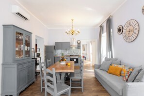 Living area - NEW Listing! Big apt in the Heart of Trastevere (Roma)