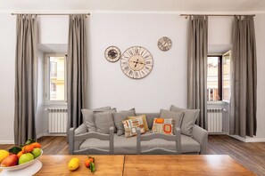 Living area - NEW Listing! Big apt in the Heart of Trastevere (Roma)