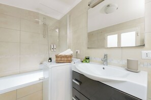 Hair dryer, bidet, towels, soap - NEW Listing! Big apt in the Heart of Trastevere (Roma)