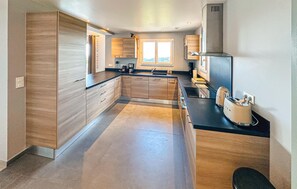 Fridge, microwave, oven, stovetop - Gorgeous home in Speracedes with WiFi (Speracedes)