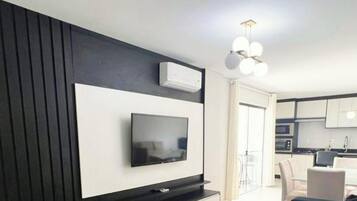 Apartamento luxo, acesso à piscina, vista para a praia | Área de estar