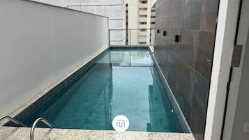 Apartamento luxo, acesso à piscina, vista para a praia | Comodidades do quarto