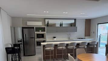 Căn hộ Deluxe, có thể sử dụng hồ bơi, quang cảnh bãi biển | Bếp riêng