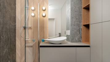 Shower, hair dryer, towels