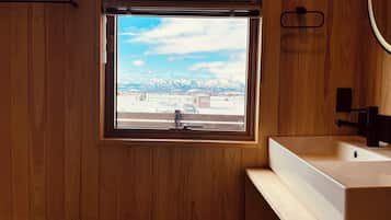 Standard Villa, Balcony, Mountain View | Bathroom