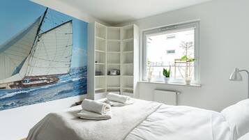 Tabla de planchar con plancha, wifi, ropa de cama