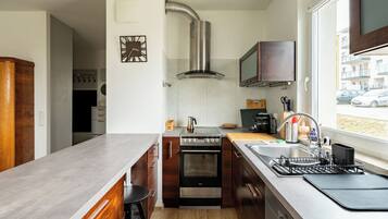 Fridge, oven, stovetop, dishwasher