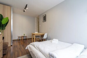 Tabla de planchar con plancha, wifi y ropa de cama 