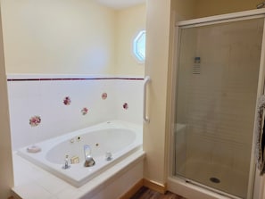 Towels, soap, toilet paper - Beaver Cove Retreat-Fabulous 5-bedroom house, Lake front, Big Deck (Garfield)